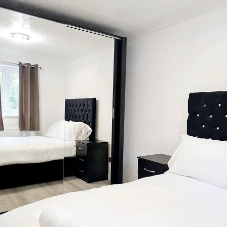 Modern & Spacious - Walk To London Excel- Parking المظهر الخارجي الصورة