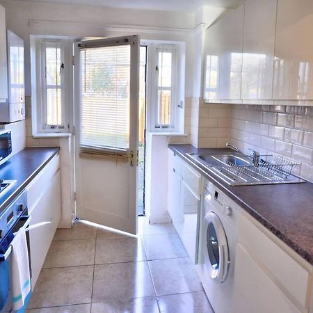 Modern & Spacious - Walk To London Excel- Parking المظهر الخارجي الصورة