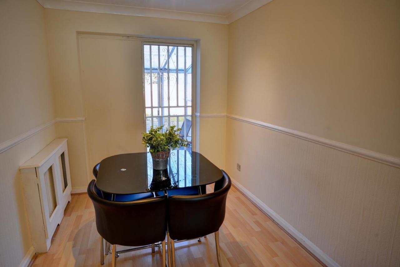 Modern & Spacious - Walk To London Excel- Parking المظهر الخارجي الصورة