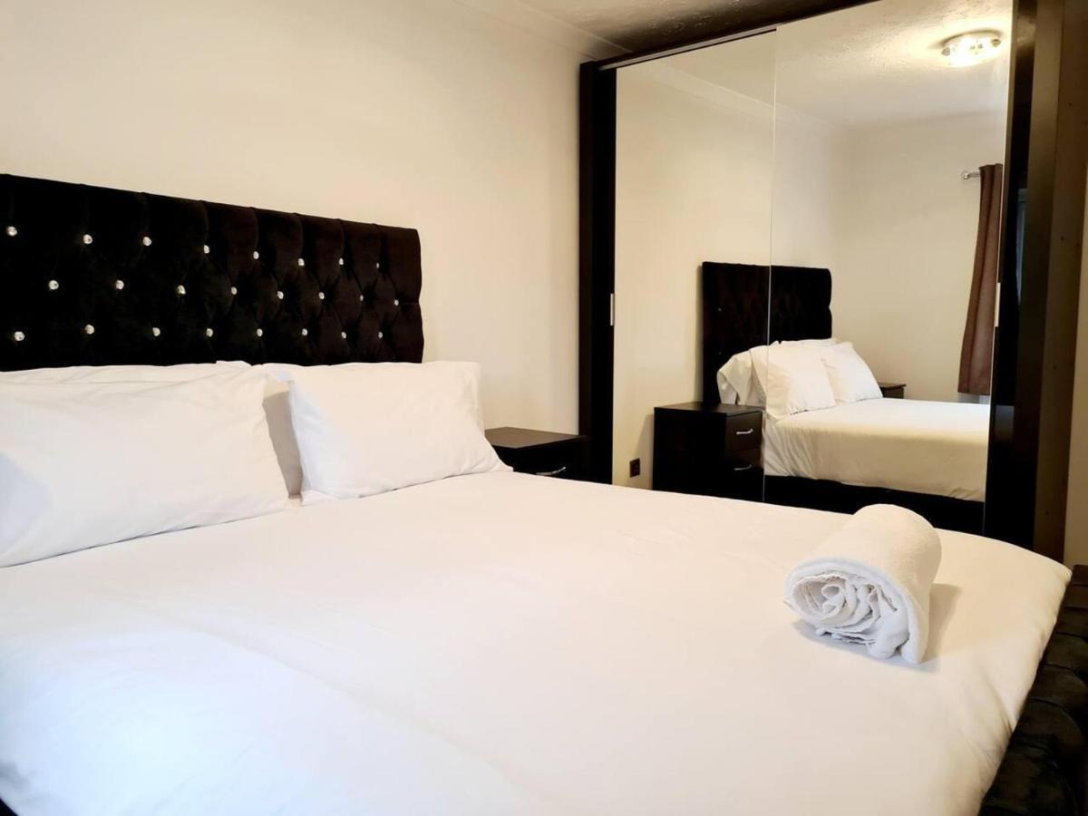 Modern & Spacious - Walk To London Excel- Parking المظهر الخارجي الصورة