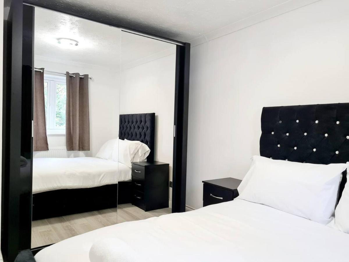 Modern & Spacious - Walk To London Excel- Parking المظهر الخارجي الصورة