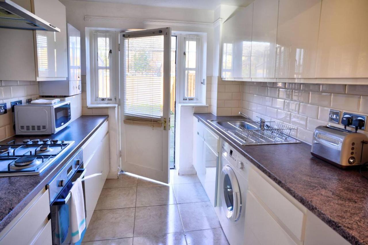 Modern & Spacious - Walk To London Excel- Parking المظهر الخارجي الصورة