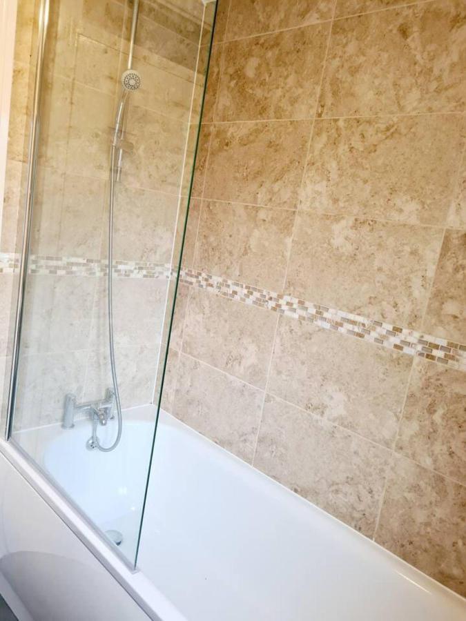 Modern & Spacious - Walk To London Excel- Parking المظهر الخارجي الصورة