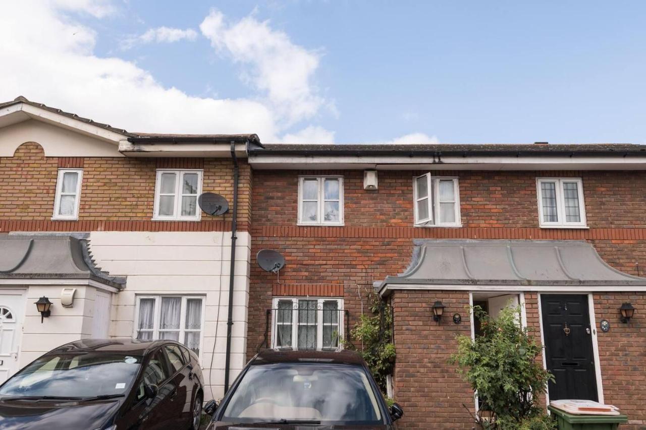 Modern & Spacious - Walk To London Excel- Parking المظهر الخارجي الصورة