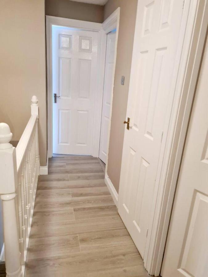 Modern & Spacious - Walk To London Excel- Parking المظهر الخارجي الصورة