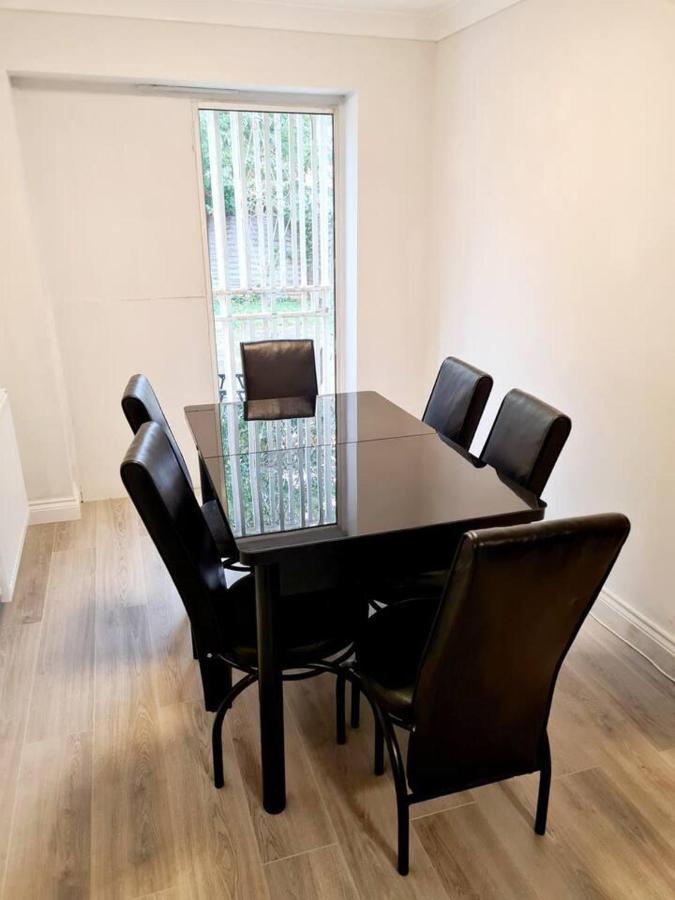Modern & Spacious - Walk To London Excel- Parking المظهر الخارجي الصورة