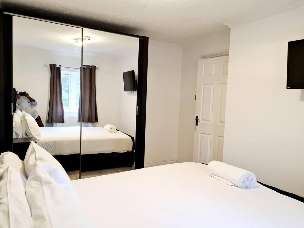 Modern & Spacious - Walk To London Excel- Parking المظهر الخارجي الصورة