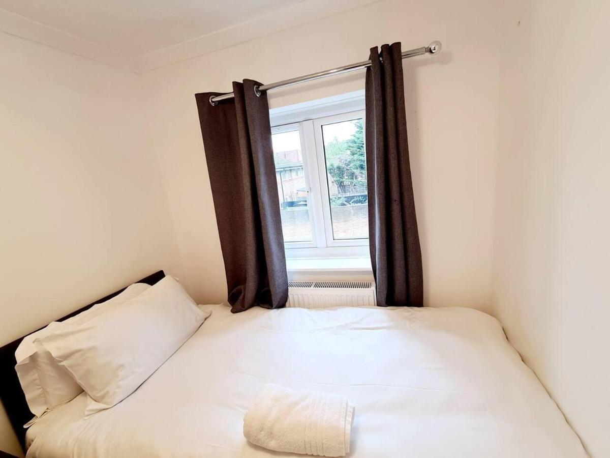Modern & Spacious - Walk To London Excel- Parking المظهر الخارجي الصورة